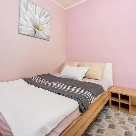 Apartment Roza *